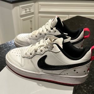Nike Court Borough Low 2 SE White, Black, and Red W/black Stars On Heel GS Sz 4Y